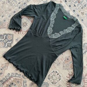 United Colors of Benetton Gray Lace Trim V-Neck Top Lettuce Hem Y2K Italy sz sm?
